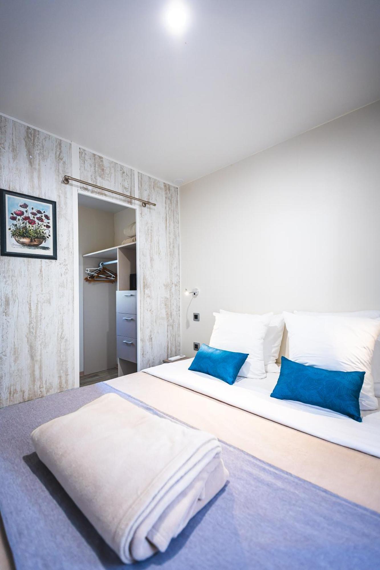 Toison D'Or Hotel Ramatuelle Eksteriør billede A sliding barn door in a bedroom