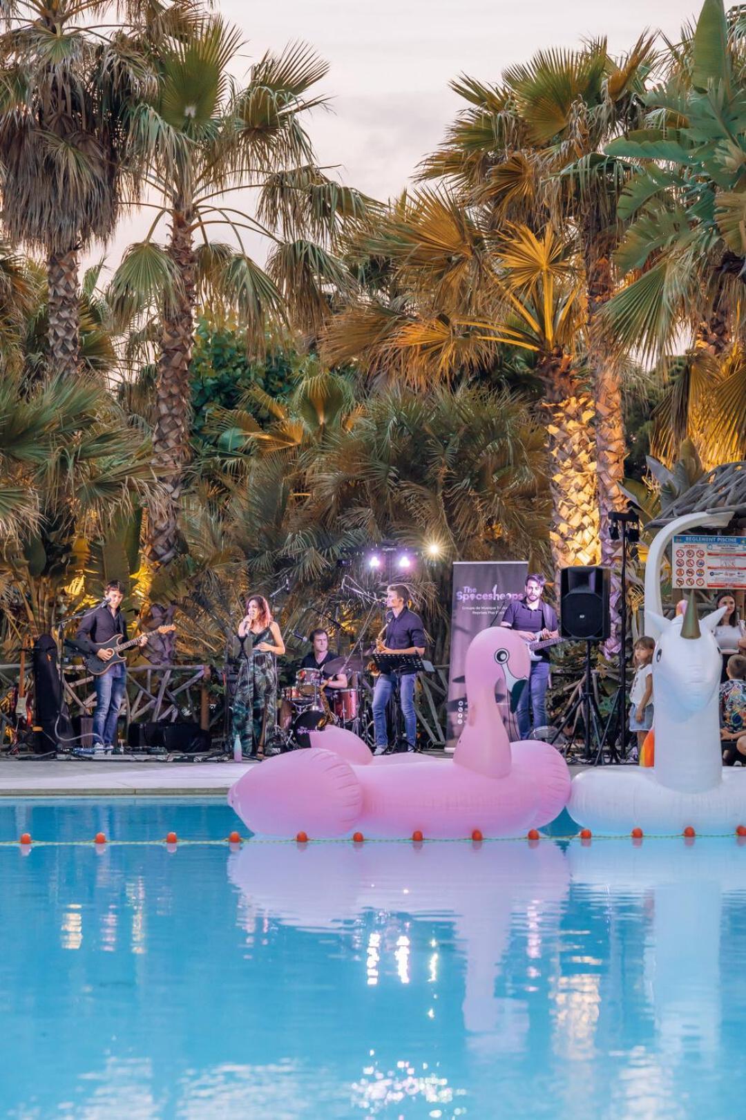 Toison D'Or Hotel Ramatuelle Eksteriør billede The band performing in 2019