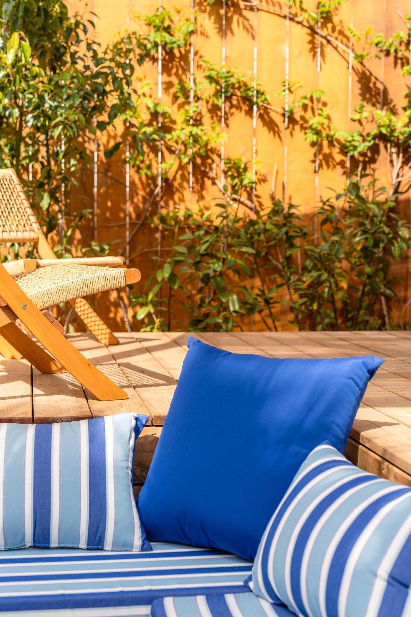 Toison D'Or Hotel Ramatuelle Eksteriør billede A blue cushion